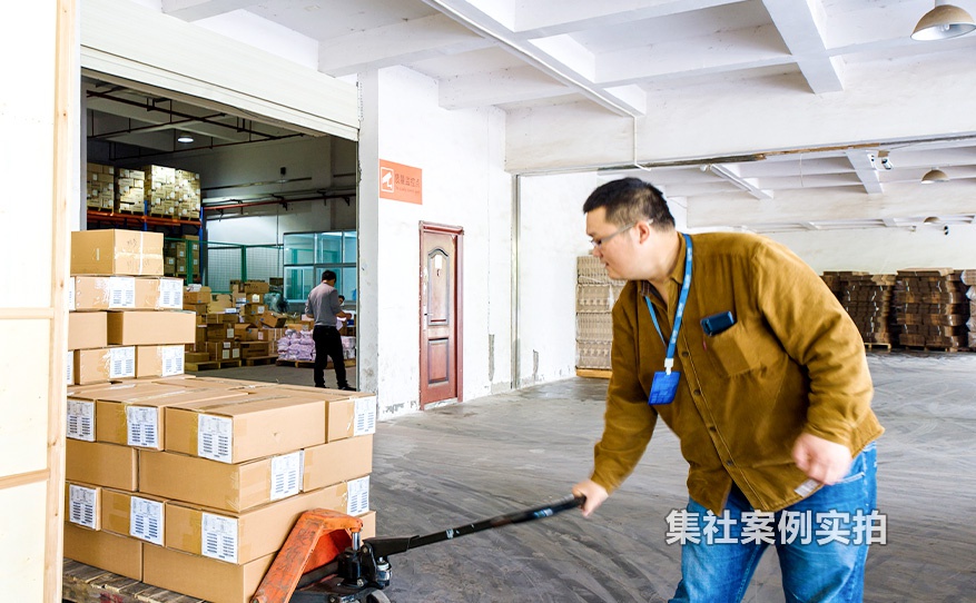 工作人员正在托运智能电表