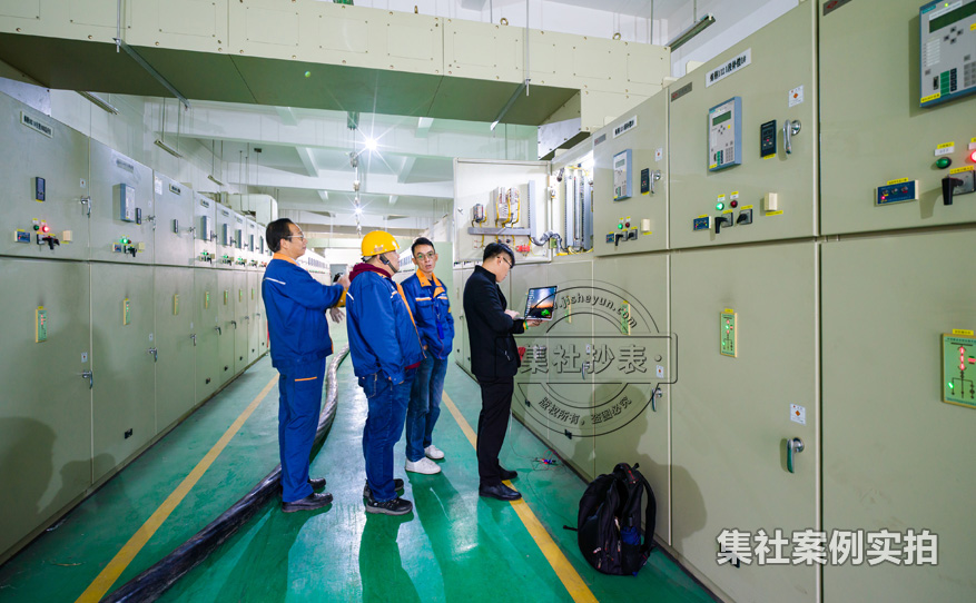 集社工作人员正在进行电表调试
