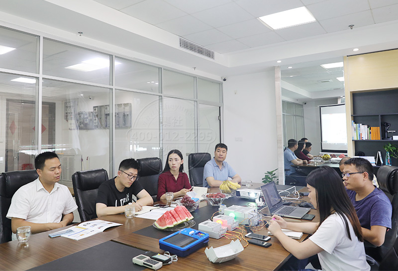 我司工作人员与客户交流远程预付费集抄管理系统项目