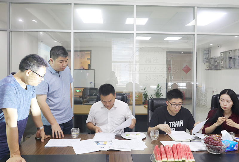 我司工作人员与来访人员讨论应用方案